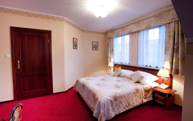 Hotel Dworek Tryumf Dąbrowscy Spółka Jawna