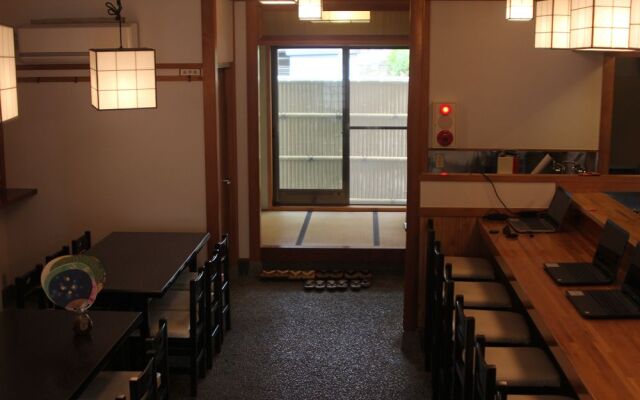Shaq Bighouse - Hostel