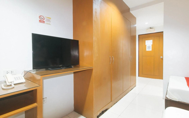 RedDoorz near Angeles University Foundation