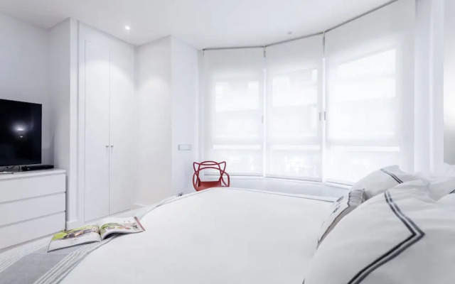 Velazquez Apartments by FlatSweetHome