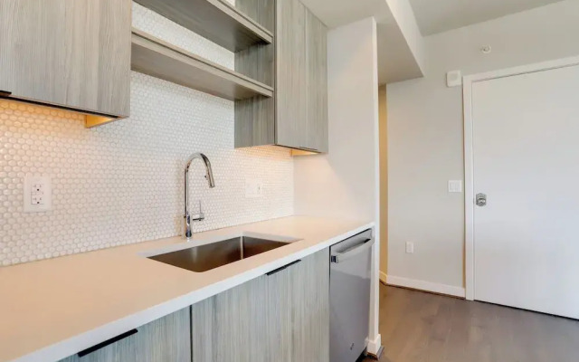 Clarendon Apt Near Subway