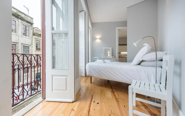 LovelyStay - Porto Windows with AC by central station