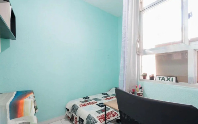 Quarto em residência tranquila e familiar