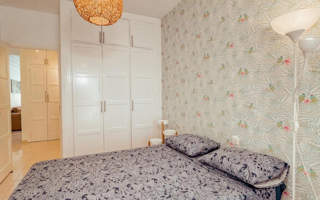 Orland, center of Las Americas LA205