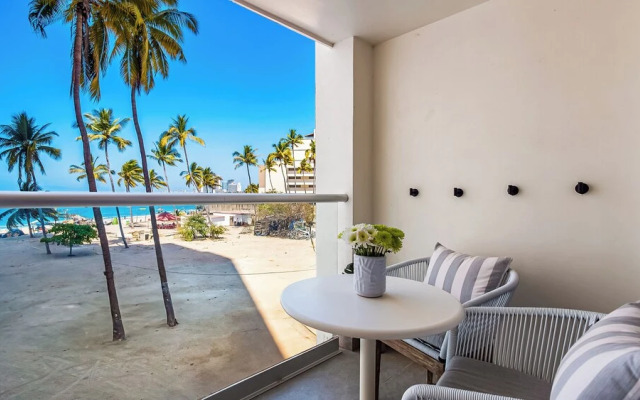 Stunning Beachfront Condo - Sea Views