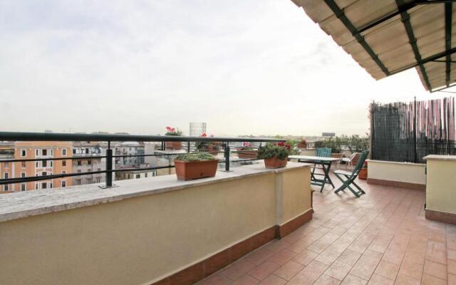 In the Clouds over Trastevere, penthouse studio
