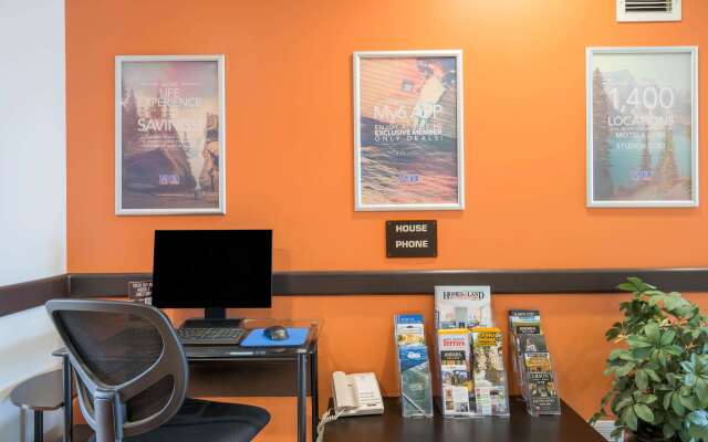Motel 6 Kingston, ON