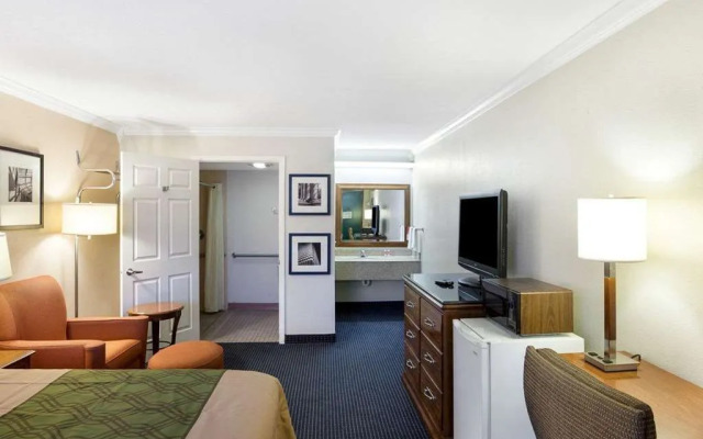 Econo Lodge Inn & Suites Fiesta Park