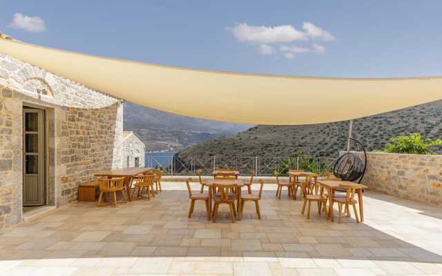 Trapela Limeni Luxury Suites