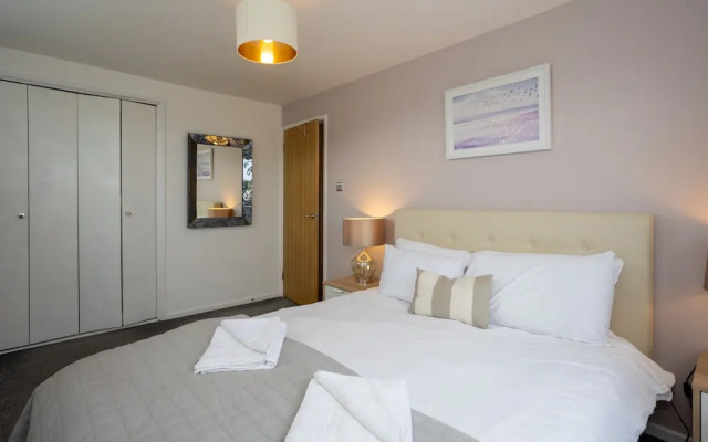 Stunning 2 bed Seaside Apartment With Sea Views
