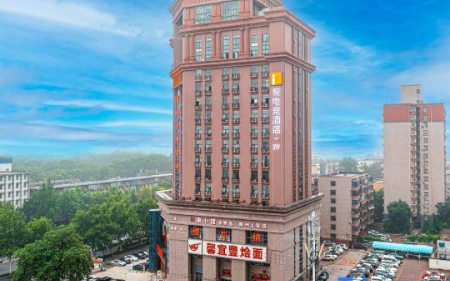 i Electronic Sports Hotel (Zhengzhou Medical College Subway Station)