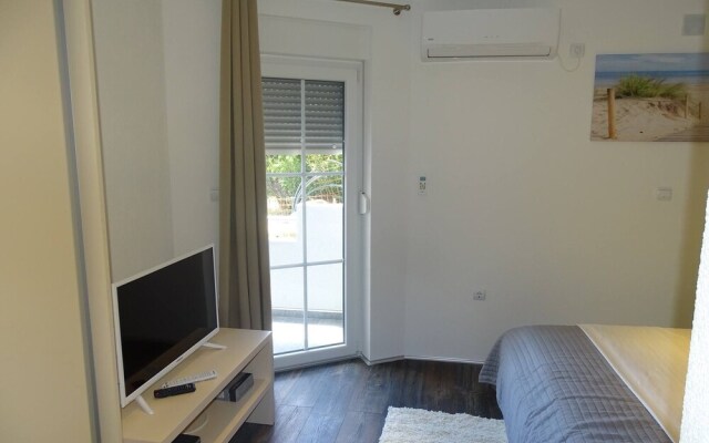 Holiday House Viktoria With Pool For 14 People