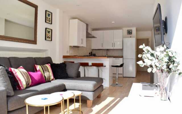 Stylish And Bright 2 Bedroom Flat With Garden