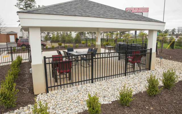 Magnolia Bay Hotel & Suites