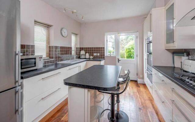 Spacious House - 2 Double Rooms - Street Parking - Garden