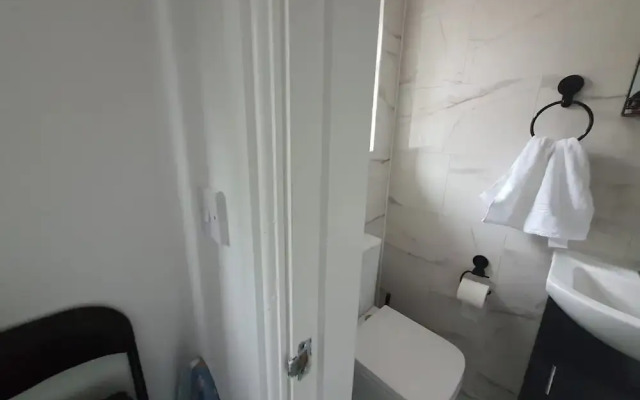 Private Room - Ensuite Bathroom - Free Parking