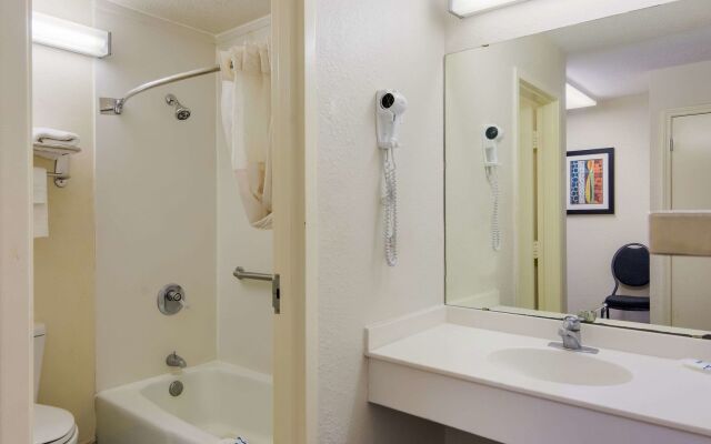 Rodeway Inn At Fort Lee