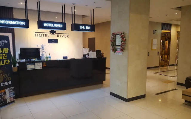 River Hotel