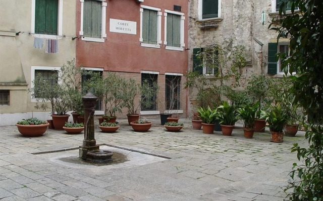 Sunny Venice Apartment