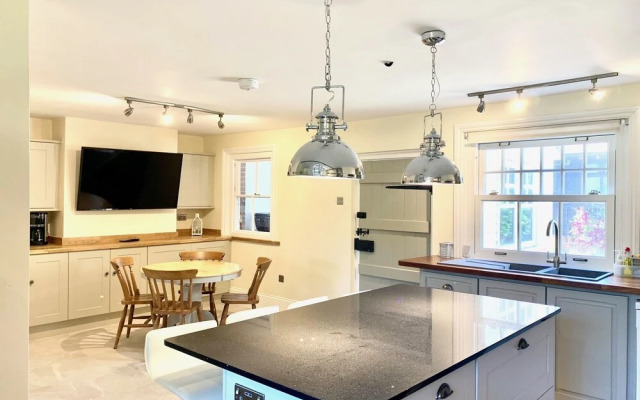 Stunning 6 Bedroom Farmhouse in Hellingly