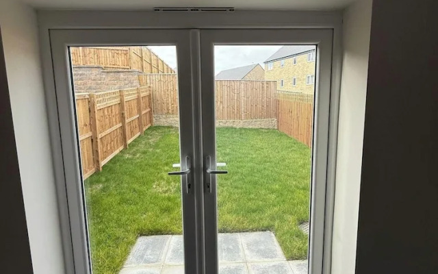 Central 2 Bed Home - Parking, Ev Point, Garden