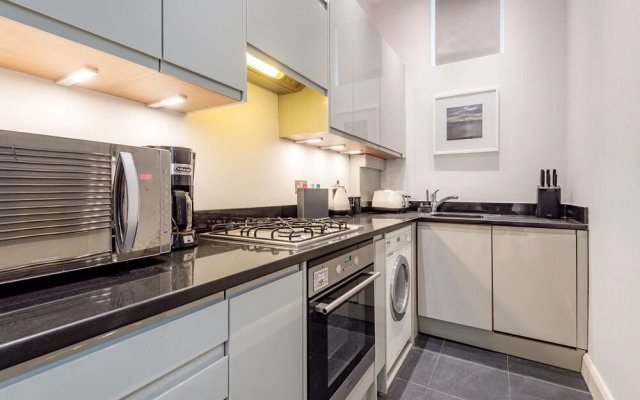 Stunning Home Near Earl's Court by Underthedoormat