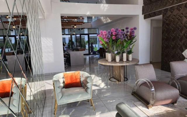 Luxurious & Comfy Gem-5 Star Location-pools, Gym!