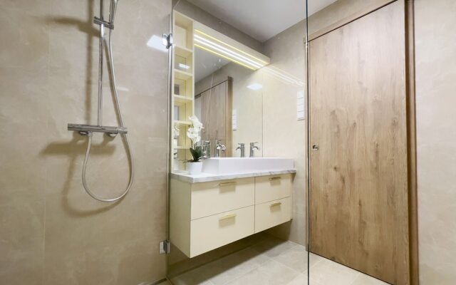 Emerald Downtown Suites