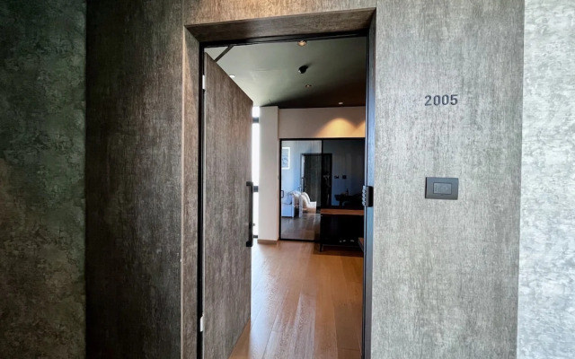 128 LIM - 2005 Stay Only Tower Suite