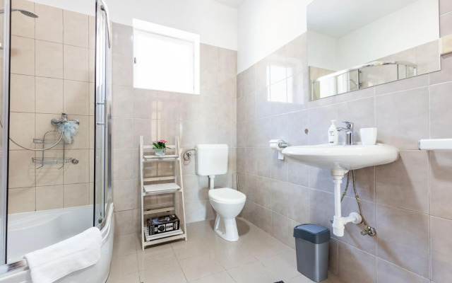 Šjor 2 BDR Apartment w grill