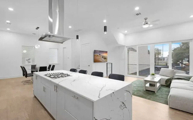 Luxurious 3 Bed3 Bath Near Downtown Houston