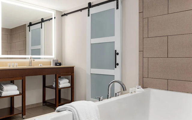 Holiday Inn Express & Suites Evansville Downtown