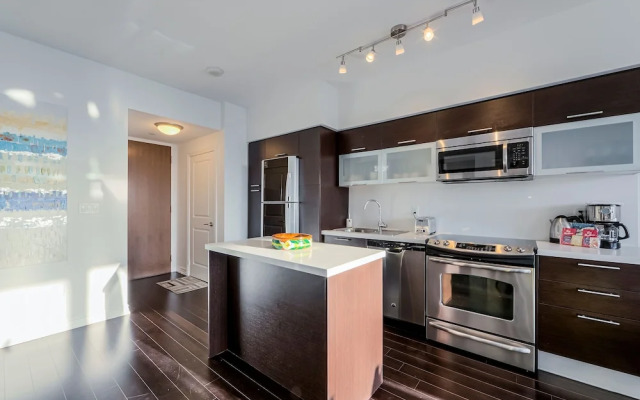 Atlas Suites - Bay & College