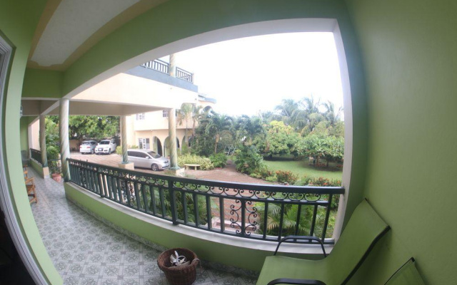 8 BR Waterfront Villa - Ocho Rios