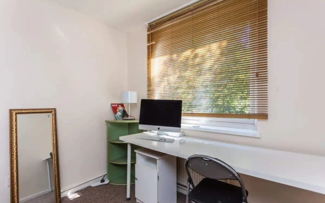 Homely 2 Bedroom House in Kennington With Garden