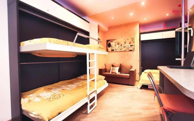 Petite Home In Rome