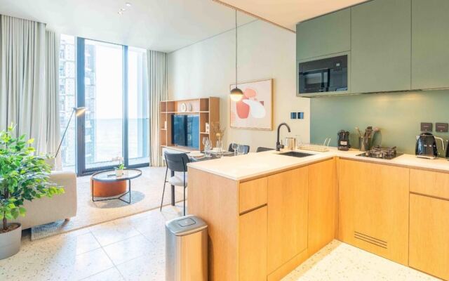 Sleek 1BR w Balcony in Business Bay