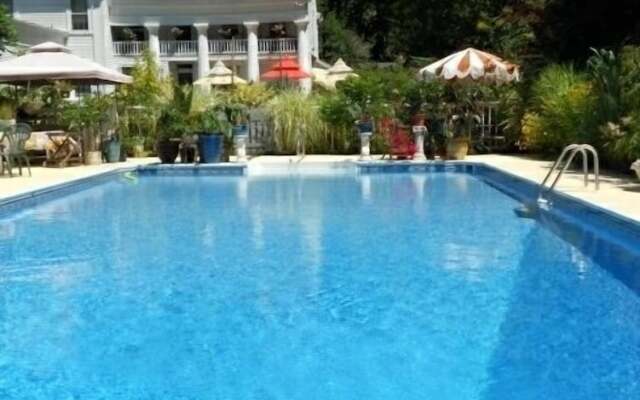 House of 1833 Bed & Breakfast & Gardens