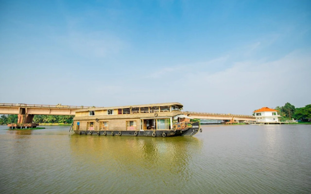 OYO 23231 KHBO Gold Sharing Houseboat