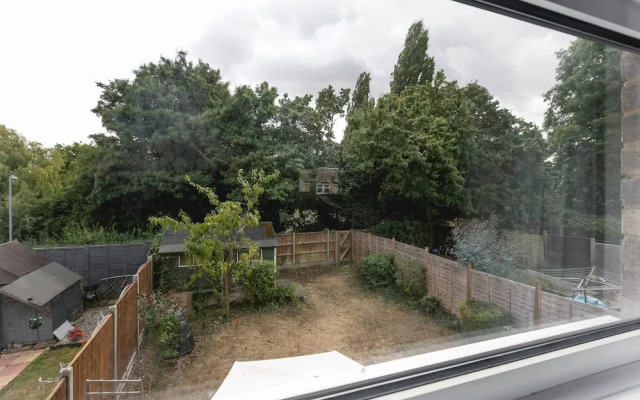 Skyvillion - Lush 2 Bed Hydean Way House & Garden