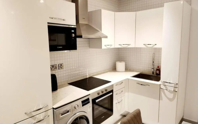 Elegant & Luxury Gem-5 Star Location -pools, Gym!