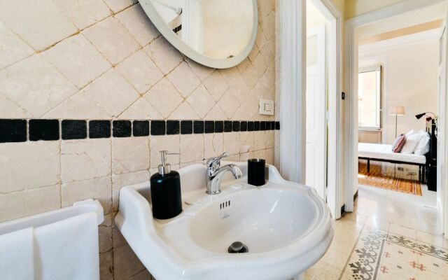 Sunny Flat in Elegant Building Close to Colosseum
