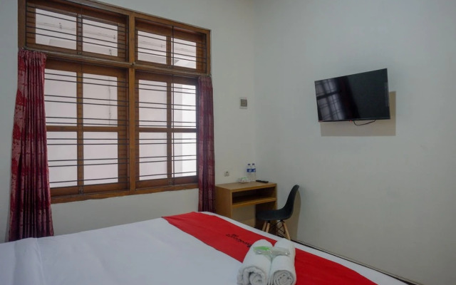 RedDoorz near Kawasan Simpang Lima Area