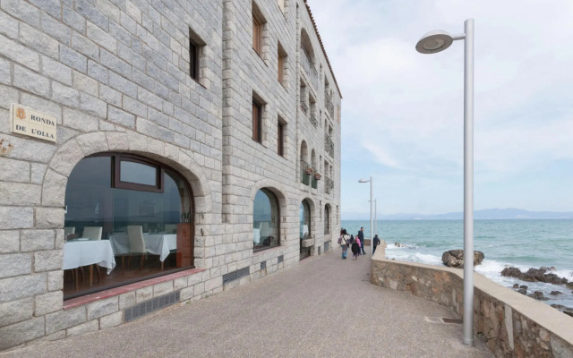 Luxury Apartment in L'Escala Catalonia with Beach Nearby