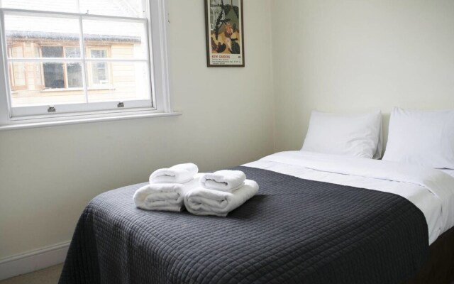 Trendy 2BR Home in Heart of Chiswick, 4 Guests!