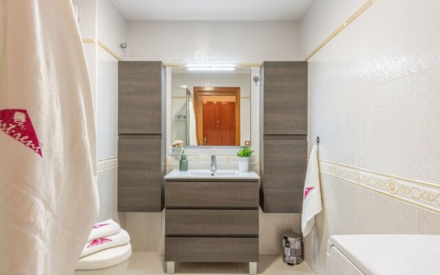 Modern Furnished Apartment Near Shops and Restaurants