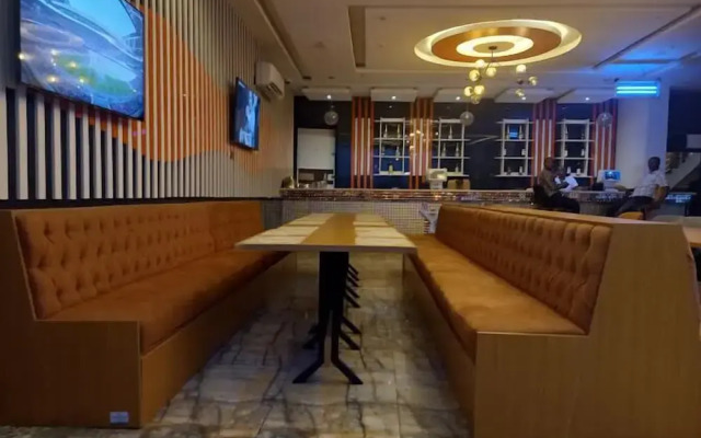GlassTop Lounge
