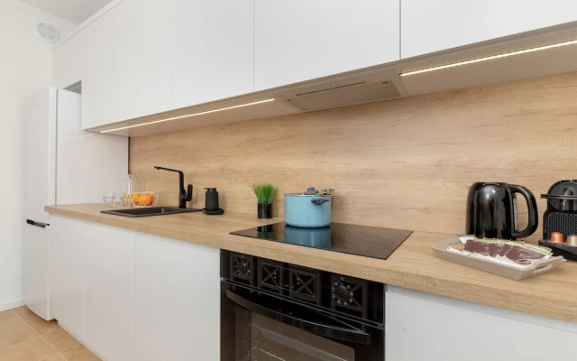 Spacious Apartment With Desk by Renters