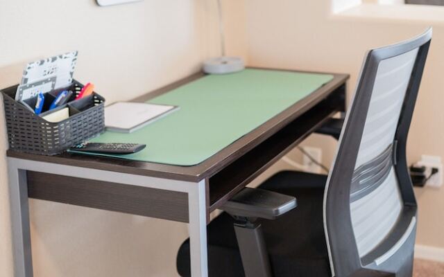 Cozy Hidden Gem - 3BR - 1Den w Backyard