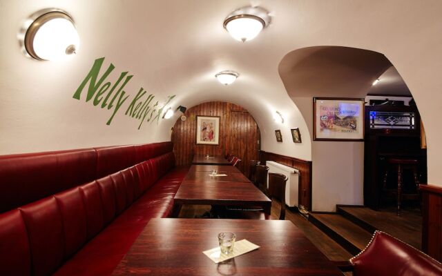 Nelly Kelly's Hotel